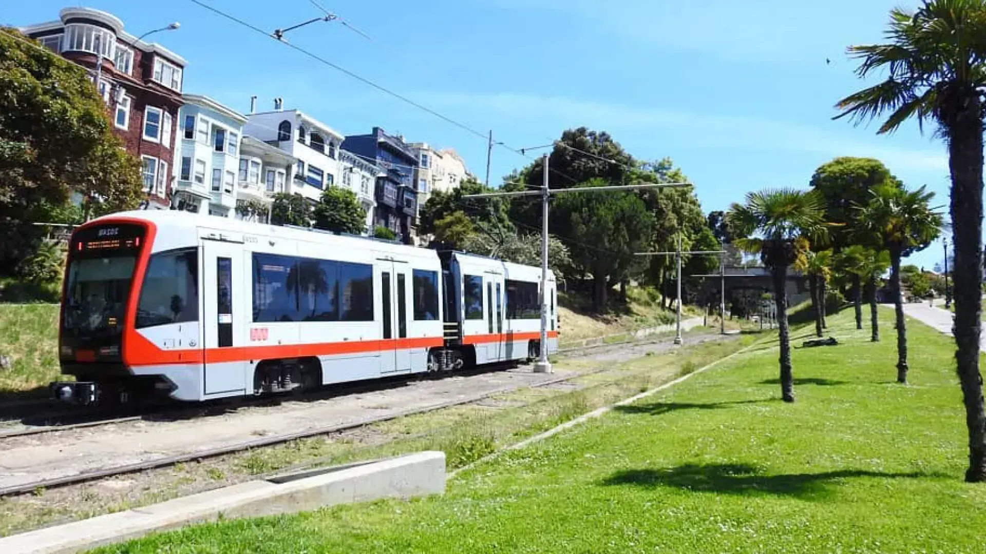 Ein MUNI-Personenzug fährt auf einem Gleis in San Francisco.