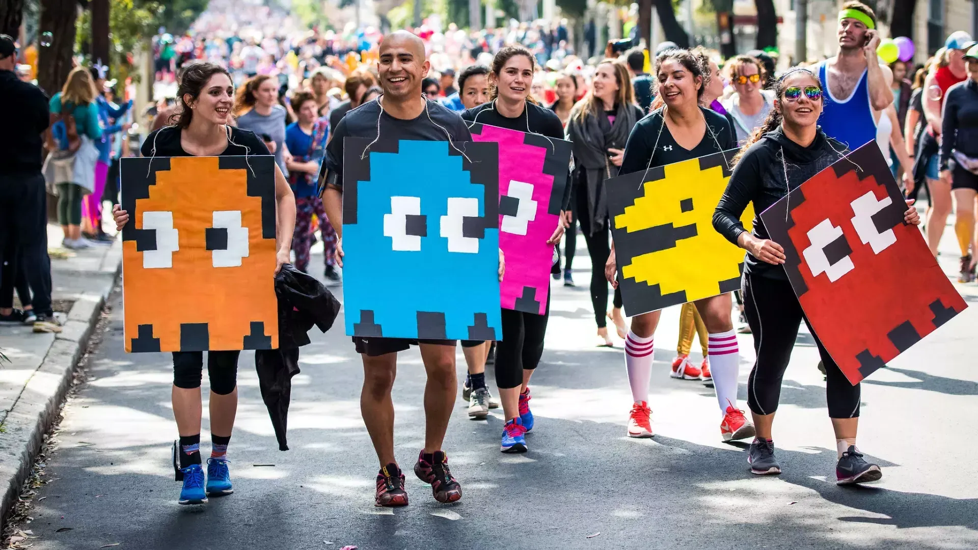 Läufer in Pac-Man-Kostümen beim Bay to Breakers Race SF