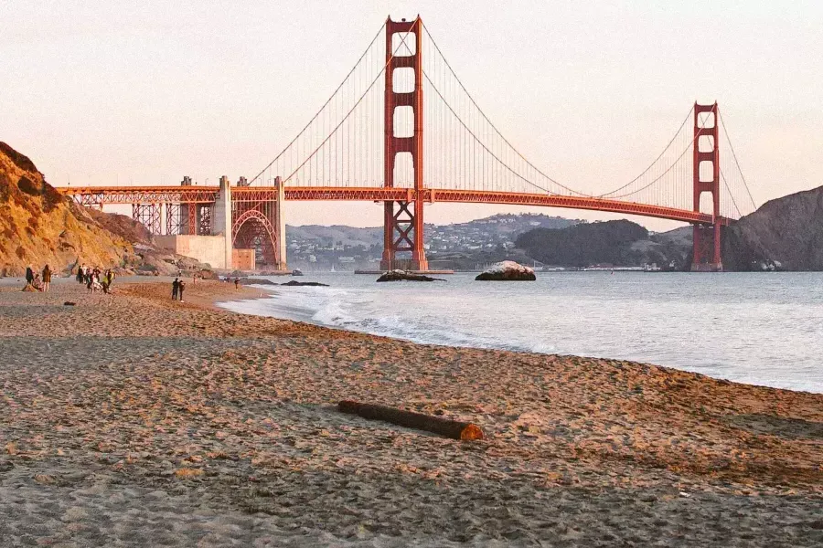 サンフランシスコのベイカービーチとGolden Gate Bridgeを背景にした写真