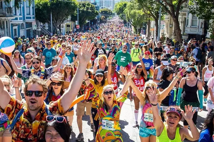 Os corredores participam do Bay to Breakers de São Francisco.