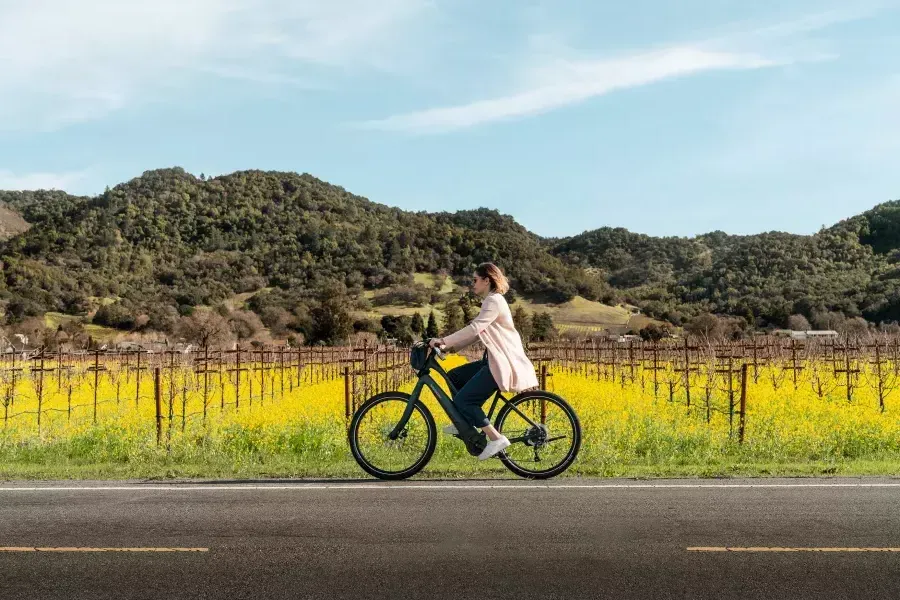 donna che va in bicicletta a Napa